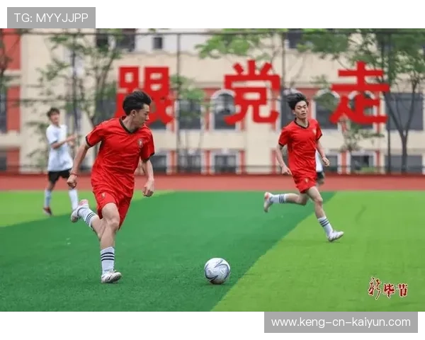 足球联赛在青训扶持中推动俱乐部与学校建立双轨培养体系，校园足球青训合作方案